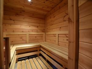 una sauna de madera en una cabaña de madera en Duplex Chalet in Rendeux Ardennes with Sauna and Terrace, en Verpré