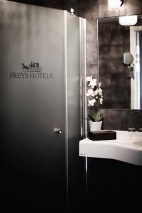 Koupelna v ubytování Freys Hotel