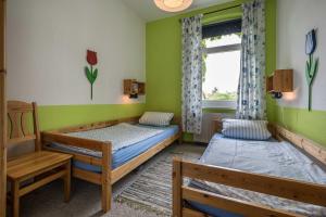 una stanza con due letti e una finestra di Ferienwohnungen Proll a Bansin