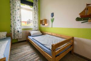 una piccola stanza con un letto e una finestra di Ferienwohnungen Proll a Bansin Altre 32 foto