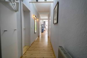 um corredor com piso de madeira numa casa em Ferienwohnungen Proll em Bansin