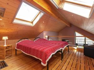 1 dormitorio con 1 cama en un ático con tragaluces en Holiday Home in La Roche en Ardenne with Garden, en Marcouray