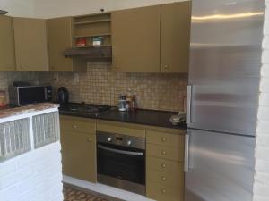 eine Küche mit einem Kühlschrank und Schränken aus Edelstahl in der Unterkunft Holiday Home near town in Aarschot