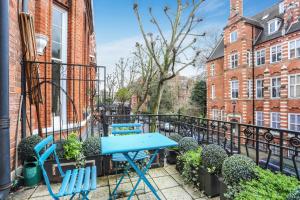 ロンドンにあるAhometorent - Charming Apartmentの青いテーブルと椅子、バルコニー(建物付)