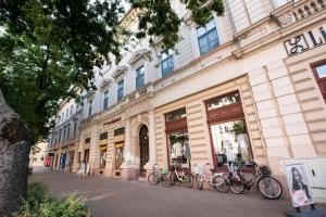 un grupo de bicicletas estacionadas frente a un edificio en City Center Stúdió Apartmanok, en Szeged