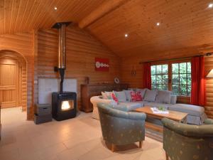 Posezení v ubytování Chalet in Stavelot near Forest Retreat