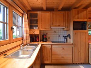 Köök või kööginurk majutusasutuses Chalet in Stavelot near Forest Retreat