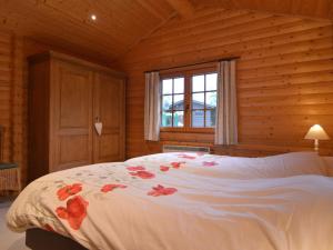 Voodi või voodid majutusasutuse Chalet in Stavelot near Forest Retreat toas
