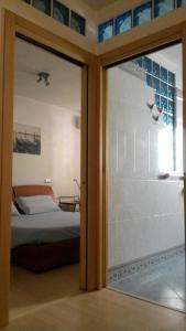 Schlafzimmer mit einem Bett und einer Glasschiebetür in der Unterkunft Appartamento Teodorico in Verona