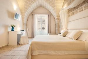 
A bed or beds in a room at Hotel L'Arcangelo - Boutique Hotel
