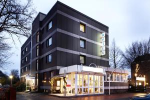 un edificio negro con una tienda delante en Hotel Hannover Airport by Premiere Classe en Hannover