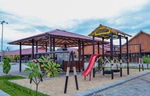 um parque infantil com escorrega em Lion Hotel & Plaza em Manado