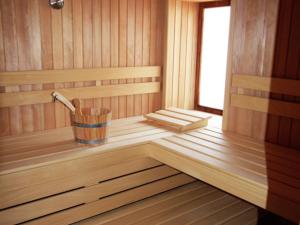 uma sauna de madeira com uma bebida num balde em Quaint Holiday Home in Limbourg with Garden em Hèvremont