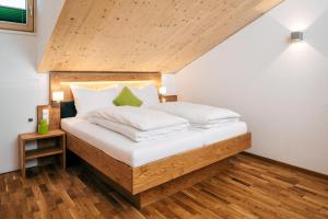 Llit o llits en una habitació de Nowders Apartments und Zimmer