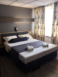 um quarto com 2 camas e uma janela em Hotel Prince de Liege em Bruxelas