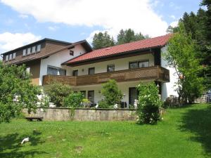 una casa grande con un patio delante en Ferienwohnung Karlsruh, en Warmensteinach