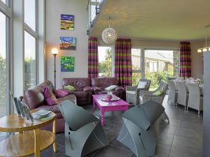- un salon avec un canapé, des tables et des chaises dans l'établissement Wonderful Holiday Home in Ovifat with Sauna, à Ovifat