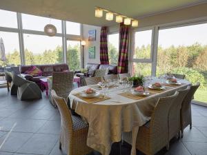uma sala de jantar com mesa e cadeiras em Wonderful Holiday Home in Ovifat with Sauna em Ovifat