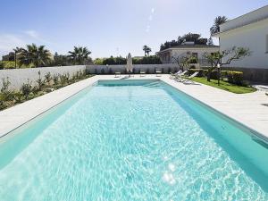 Kolam renang di atau di dekat Luxury villa in Marsala with pool