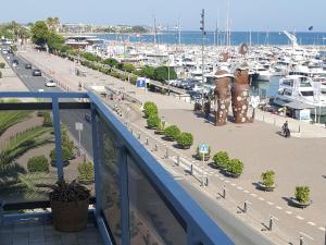 uitzicht op een jachthaven met boten in het water bij Apartament Marina Port Cambrils in Cambrils