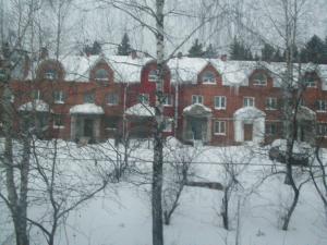 ズラトウーストにあるKlondaik apartment at 3 mikrorayon, 31の雪に覆われた大きな赤レンガ造り