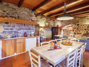 Charming Farmhouse in Cros de G orand with Swimming Poolにあるレストランまたは飲食店