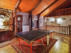 Charming Farmhouse in Cros de G orand with Swimming Poolの敷地内または近くにある卓球施設
