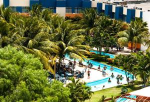 uma vista aérea de uma piscina num resort em Fiesta Park Hotel em Jacobina