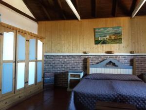 a bedroom with a bed and a painting on the wall at Casa La Gollada in Cazadores