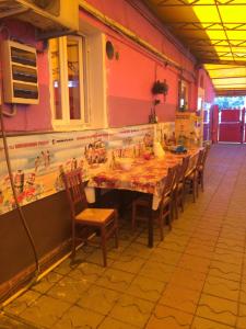 a dining room with a long table and chairs at Casa Roz in Cluj-Napoca