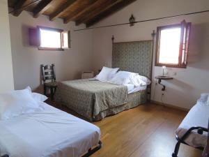 a bedroom with a bed and a window at Palacio Rejadorada in Toro