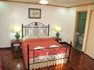 Ένα ή περισσότερα κρεβάτια σε δωμάτιο στο Makati Suites at Travelers Inn