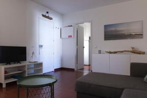 - un salon avec un canapé et une télévision dans l'établissement Olhos Do Mar Albufeira, à Albufeira