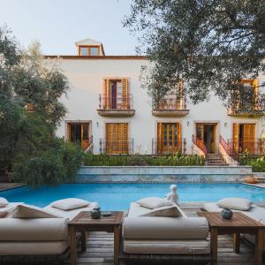 uma casa com piscina em frente a um edifício em Jade Residence em Oludeniz