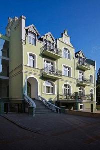 un gran edificio con escaleras delante en Apartamenty Villa Artis en Świnoujście