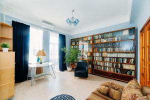 uma sala de estar com uma grande biblioteca com livros em Apartment Peshekhodnaya ul. Baumana em Kazan