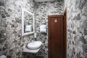 Koupelna v ubytování Hotel Serdar + 37 fotografií