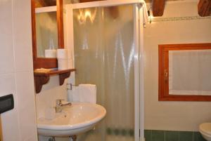 a bathroom with a sink and a shower at Agriturismo Terra di Zosagna in Breda di Piave +13 photos
