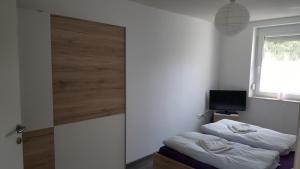 Posteľ alebo postele v izbe v ubytovaní Apartman Nóra