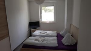 Posteľ alebo postele v izbe v ubytovaní Apartman Nóra