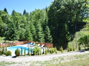 Bazén v ubytovaní Holiday home in Kvarner with outdoor jacuzzi alebo v jeho blízkosti
