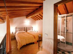 レッジェッロにあるSettimo Di Olenaのベッドルーム1室(ベッド2台、ウォークインシャワー付)