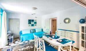 - un salon avec un canapé bleu et une table dans l'établissement Holiday Home Jovis, à Drvenik