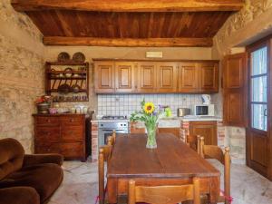 eine Küche mit einem Tisch und einer Blumenvase darauf in der Unterkunft Belvilla by OYO Agriturismo Valle Fiorita in Aulla