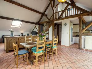 WalcourtにあるSpacious Farmhouse in Fontenelle with Gardenのキッチン、ダイニングルーム(木製のテーブルと椅子付)