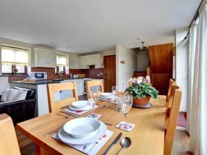 
A restaurant or other place to eat at Charming Holiday Home in Benenden Kent with Garden

