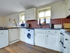 
A kitchen or kitchenette at Charming Holiday Home in Benenden Kent with Garden
