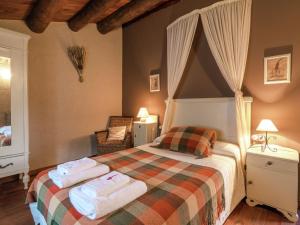A bed or beds in a room at Belvilla by OYO Casa Espunyes