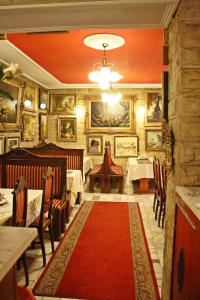 un ristorante con tavoli, sedie e un tappeto rosso di HOTELOWE Pokoje J.Bukowiecka a Tuszyn Altre 19 foto