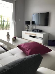 TV a/nebo společenská místnost v ubytování Nova Beach Paradise Apartment